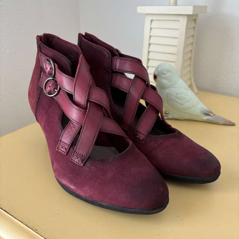 Earth Amber Burgundy Leather Criss Cross Dressy Heeled Bootie size 9
